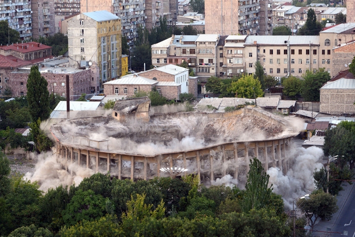 Այսօր ապամոնտաժելու նպատակով պայթեցվել է Երեւանի կրկեսի շենքը: