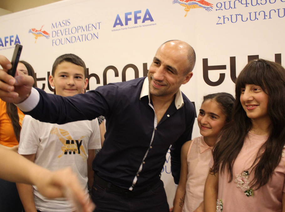 Arthur Abraham meets with Masis youth - Mediamax.am