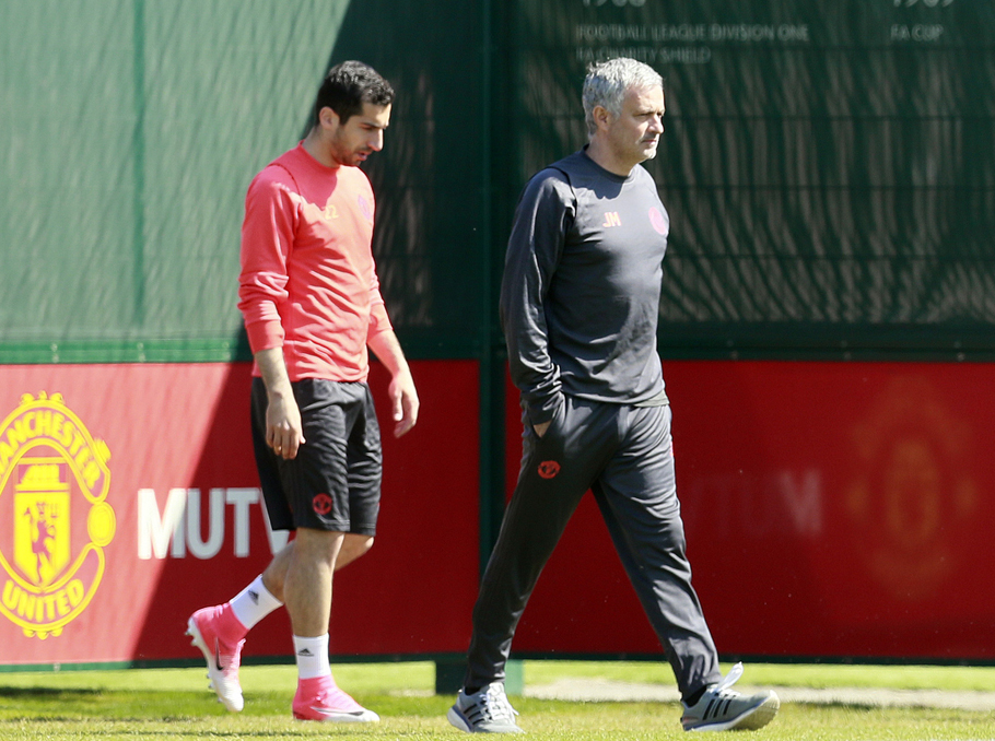 Manchester United lifts full-year revenue and profit guidance Manchester United lifts full-year revenue and profit guidance
